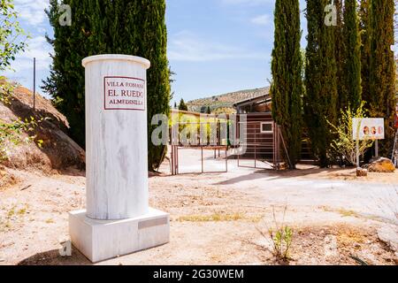 Monolith am Eingang der römischen Villa. Die archäologische Stätte der römischen Villa von El Ruedo - Villa romana de El Ruedo, befindet sich in der Nähe der mu Stockfoto