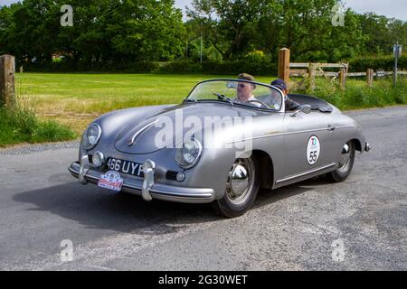 1955 50er Jahre Silber Porsche 356 vor EINEM Speedster beim 58. Annual Manchester to Blackpool Vintage & Classic Car Run Stockfoto