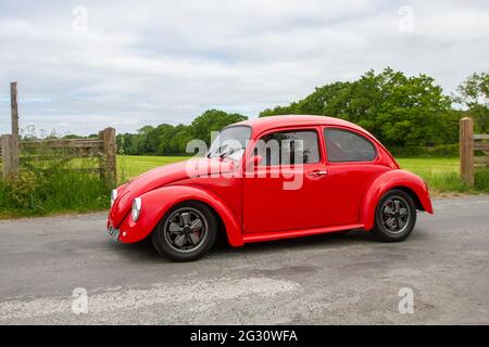 1975 70er Jahre VW Volkswagen 1200 Beetle, 1300cc Benzin, VW Käfer, alter Typ Bug auf Reise zur Oldtimer-Show in Heskin Hall, Lancashire, UK Stockfoto