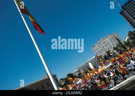 Madrid, Spanien. Juni 2021. 13. Juni 2021, Madrid, Spanien: Ein Protestler hält eine Fahne und ein Banner, auf dem angegeben ist, den spanischen Präsidenten während des Protestes zu stoppen.Tausende von Menschen in Madrid protestieren gegen den Plan der spanischen Regierung, separatistische Führer, die für ihre Credit: CORDON PRESS/Alamy Live News verurteilt wurden, zu begnaden Stockfoto