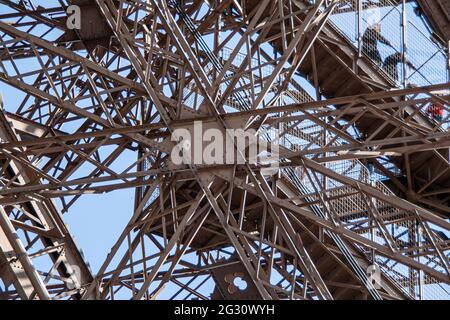 Eiffelturm Architektur Detail, Simetric Metallstruktur von unten. Stockfoto