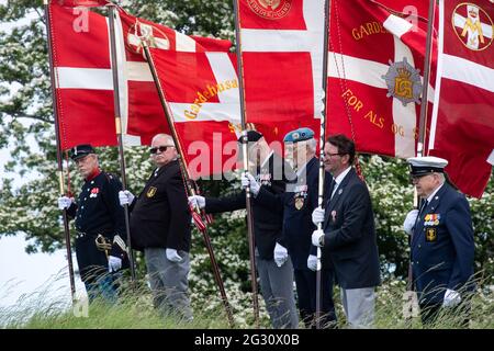 13. Juni 2021, Dänemark, Sønderborg: Dänische Veteranen nehmen an einer Zeremonie in der Düppeler Schanze (Kongeskansen Dybbøl Bank) bei Sønderborg (Sonderburg) Teil. Bundespräsident Steinmeier und seine Frau sind anlässlich des 100. Jahrestages der Grenzziehung zwischen Deutschland und Dänemark im Jahr 1920 zu einem zweitägigen Besuch in Dänemark. Die Feierlichkeiten mussten 2020 aus Corona-Gründen verschoben werden und werden nun wieder gutgemacht. Foto: Bernd von Jutrczenka/dpa Stockfoto