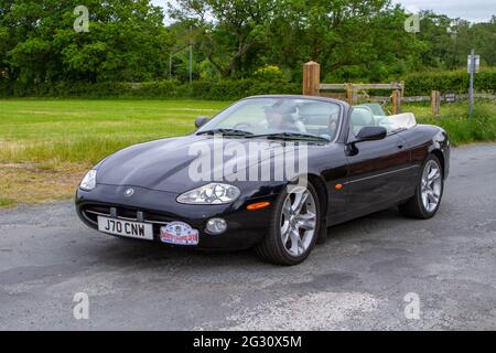 2002 Jaguar XK8 Black Cabrio, beim 58. Annual Manchester to Blackpool Vintage & Classic Car Run wird das Event als „Touring Assembly“ bezeichnet Stockfoto