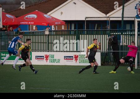 Bridgend, Wales 05. Dezember 2020. JD Cymru Premier League-Spiel zwischen dem FC Pen-y-Bont und Caernarfon Town Stockfoto