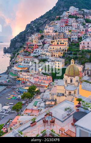 Sonnenuntergang in Positano, Amalfiküste, Salerno, Kampanien, Italien Stockfoto