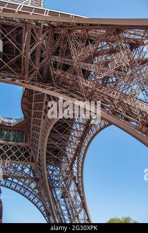Eiffelturm Metallstruktur Detail. Ansicht von unten. Stockfoto