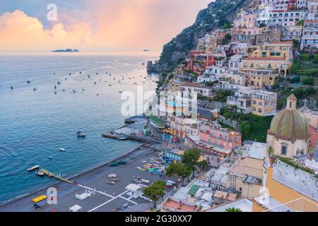 Sonnenuntergang in Positano, Amalfiküste, Salerno, Kampanien, Italien Stockfoto