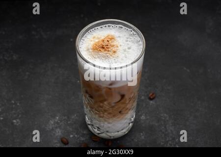Kaffee und weißer Schaum auf schwarzem Hintergrund Stockfoto