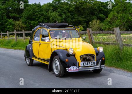 1988 80s gelb schwarz, mit einem 602ccm-Wagen beim 58. Jährlichen Manchester to Blackpool Vintage & Classic Car Run die Veranstaltung ist eine ‘Touring Assembly’ Stockfoto