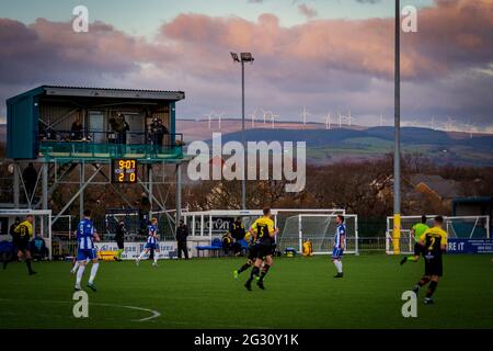 Bridgend, Wales 05. Dezember 2020. JD Cymru Premier League-Spiel zwischen dem FC Pen-y-Bont und Caernarfon Town Stockfoto