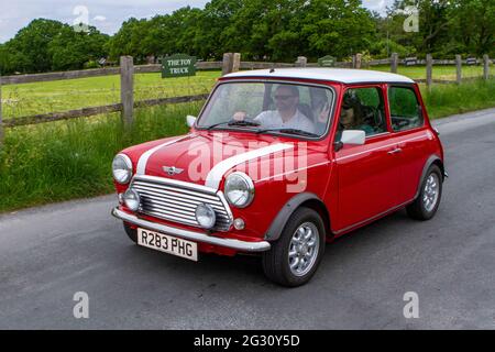 1998 90s rot weißer Rover Mini Cooper beim 58. Jährlichen Manchester to Blackpool Vintage & Classic Car Run das Heritage Event ist eine ‘Touring Assembly’ Stockfoto