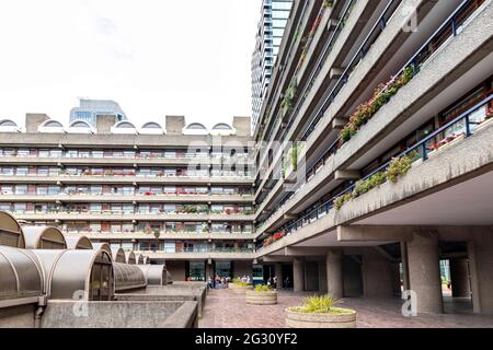 LONDON ENGLAND BARBICAN ZENTRUM SEIDENSTRASSE STADT LONDON KUPPELN ÜBER BARBICAN MEWS BLUMEN AUF DEM BETON ZIGGURAT Stockfoto