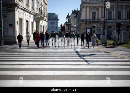 Belgrad, Serbien, 7. März 2021: Fußgänger überqueren die Straße zwischen der Knez Mihailova Straße und dem Kalemegdan Park Stockfoto