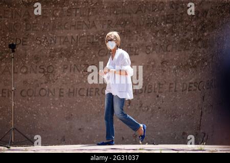 Madrid, Spanien. Juni 2021. Rosa Díez, eine spanische Politikerin aus Union, Progress and Democracy, kommt während der Demonstration auf die Bühne, um mit den Demonstranten zu sprechen. Demonstranten und Politiker versammelten sich, um gegen den Plan der spanischen Regierung zu demonstrieren, die katalanischen Politiker, die für die Förderung des Referendums von 2017 versuchten, zu entschuldigen. An der Demonstration waren rechte politische Parteien, darunter Vox und die Volkspartei, anwesend. Die Kundgebung fand auf der Plaza de Colón in Madrid statt, einem emblematischen Raum für rechte Kundgebungen. Kredit: SOPA Images Limited/Alamy Live Nachrichten Stockfoto