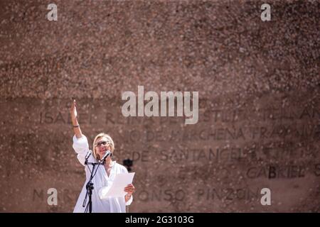 Madrid, Spanien. Juni 2021. Rosa Díez, eine spanische Politikerin von Union, Progress and Democracy, spricht während der Demonstration mit den Demonstranten. Demonstranten und Politiker versammelten sich, um gegen den Plan der spanischen Regierung zu demonstrieren, die katalanischen Politiker, die für die Förderung des Referendums von 2017 versuchten, zu entschuldigen. An der Demonstration waren rechte politische Parteien, darunter Vox und die Volkspartei, anwesend. Die Kundgebung fand auf der Plaza de Colón in Madrid statt, einem emblematischen Raum für rechte Kundgebungen. Kredit: SOPA Images Limited/Alamy Live Nachrichten Stockfoto