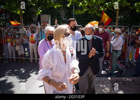 Madrid, Spanien. Juni 2021. Rosa Díez, eine spanische Politikerin aus Union, Progress and Democracy, kommt während der Demonstration auf die Bühne, um mit den Demonstranten zu sprechen. Demonstranten und Politiker versammelten sich, um gegen den Plan der spanischen Regierung zu demonstrieren, die katalanischen Politiker, die für die Förderung des Referendums von 2017 versuchten, zu entschuldigen. An der Demonstration waren rechte politische Parteien, darunter Vox und die Volkspartei, anwesend. Die Kundgebung fand auf der Plaza de Colón in Madrid statt, einem emblematischen Raum für rechte Kundgebungen. Kredit: SOPA Images Limited/Alamy Live Nachrichten Stockfoto