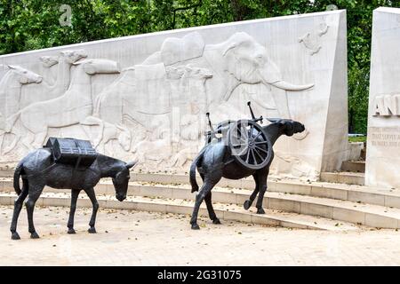 LONDON ENGLAND TIERE IM WAR MEMORIAL HYDE PARK ZWEI MAULTIERE HATTEN KEINE WAHL Stockfoto