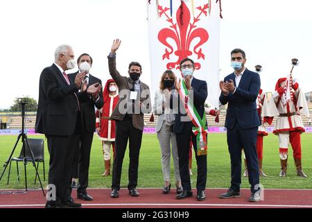 Der ebastische Coe erhielt die Schlüssel für die Stadt Florenz vom Bürgermeister Dario Nardella zum 40. Jahrestag seines 800-Meter-Weltrekordes während des Th Stockfoto