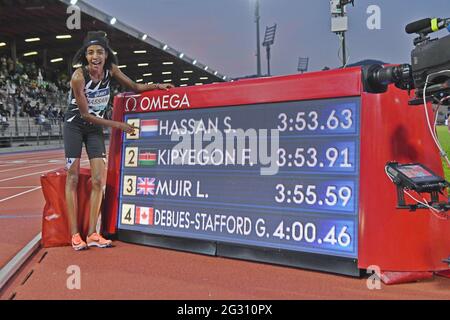 Sifan Hassan (NED) posiert mit Anzeigetafel nach dem Gewinn der 1.500m im Jahr 3;53.63 während der 41. 39. Goldenen Gala Pietro Menena beim Asics Firenzer Marathon Stockfoto