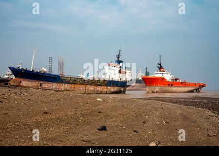 Alang, 01, Februar, 2016: Verschiedene Arten von Schiffen und Booten werden zu Alang Ship Breaking Yard für die Verschrottung gebracht, Bhavnagar, Gujarat, Indien Stockfoto