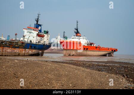 Alang, 01, Februar, 2016: Nahaufnahme der verschiedenen Arten von Booten, die bei Alang Ship Breaking Yard für die Verschrottung, Bhavnagar, Gujarat, Indien, verankert sind Stockfoto