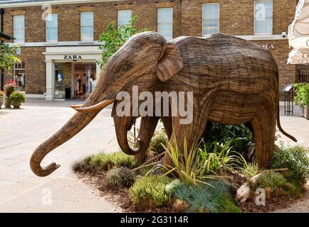 LONDON ENGLAND ELEFANTEN AUS LANTANA CAMARA ODER WILDSALBEI PFLANZEN ZWEI ELEFANTEN AUSSERHALB ZARA KINGS ROAD Stockfoto