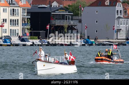 13. Juni 2021, Dänemark, Sønderborg: Margrethe II., Königin von Dänemark, kommt auf einer Schlinge von ihrer Yacht zur Zeremonie im Alsion Kulturzentrum in Sønderborg (Sonderburg) an. Bundespräsident Steinmeier und seine Frau sind anlässlich des 100. Jahrestages der Grenzziehung zwischen Dänemark und Deutschland im Jahr 1920 zu einem zweitägigen Besuch in Dänemark. Die Feierlichkeiten mussten 2020 aus Corona-Gründen verschoben werden und werden nun wieder gutgemacht. Foto: Bernd von Jutrczenka/dpa Stockfoto