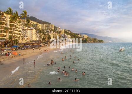 Hotels und Ferienwohnungen an der Playa Los Muertos (Strand Los Muertos) an der Bucht von Banderas, Puerto Vallarta – Bundesstaat Jalisco, an der pazifischen Westküste von Mex Stockfoto