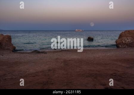 Vollmond über dem Roten Meer Stockfoto