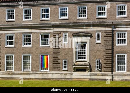 Eine Regenbogenfahne, die während des Pride Month am Clare College in Cambridge aufgehängt wurde Stockfoto