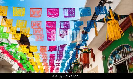Bunte Flaggen schmücken eine Straße in Puerto Vallarta, Jalisco, Mexiko Stockfoto