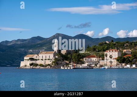 Lopud Bucht im Norden der kroatischen Insel Lopud. Zeigt die katholische Kirche Sveta Marija od Špilice (Heilige Maria von Spilice). Stockfoto