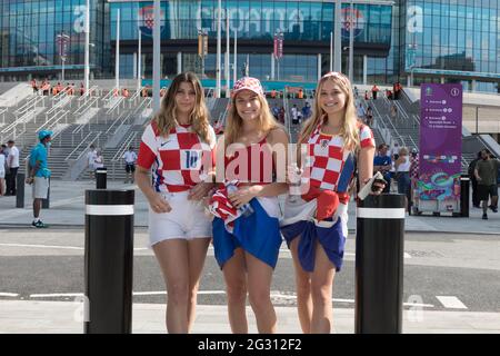 Wembley Stadium, Wembley Park, Großbritannien. Juni 2021. Kroatien-Fans vor dem Wembley-Stadion nach der Niederlage ihrer Teams. England besiegte Kroatien 1-0 bei der UEFA-Fußball-Europameisterschaft im Wembley-Stadion. Amanda Rose/Alamy Live News Stockfoto