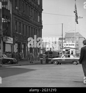 Berlin 1962 Sowjetischer Militärkonvoi mit BTR-152 passiert Grenzübergang Checkpoint Charlie - Berlin 1962 Sowjetischer Militärkonvoi mit BTR-152 passiert Crossing Point The Checkpoint Charlie Stockfoto