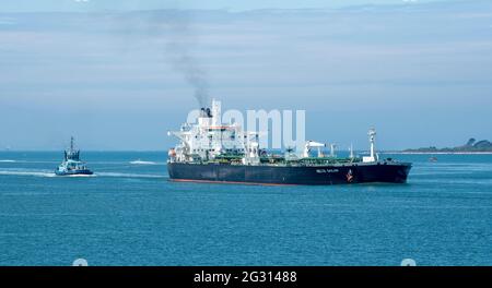 The Solent, Southampton, Großbritannien. 2021. Ozean zieht sich vom Heck eines großen Rohöltankers ab, während er eine Abbiegung nach Southampton Water, Großbritannien, macht Stockfoto