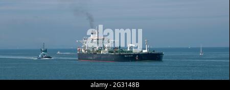 The Solent, Southampton, Großbritannien. 2021. Ozean zieht sich vom Heck eines großen Rohöltankers ab, während er eine Abbiegung nach Southampton Water, Großbritannien, macht Stockfoto