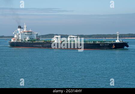 The Solent, Southampton, Großbritannien. 2021. Ein großer Rohöltanker, als er eine Abbiegung nach Southampton Water, Großbritannien macht Stockfoto