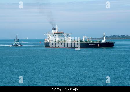 The Solent, Southampton, Großbritannien. 2021. Ozean zieht sich vom Heck eines großen Rohöltankers ab, während er eine Abbiegung nach Southampton Water, Großbritannien, macht Stockfoto