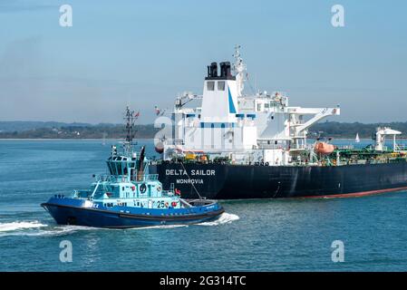 The Solent, Southampton, Großbritannien. 2021. Ozean zieht sich vom Heck eines großen Rohöltankers ab, während er eine Abbiegung nach Southampton Water, Großbritannien, macht Stockfoto