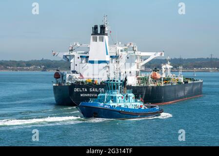 The Solent, Southampton, Großbritannien. 2021. Ozean zieht sich vom Heck eines großen Rohöltankers ab, während er eine Abbiegung nach Southampton Water, Großbritannien, macht Stockfoto