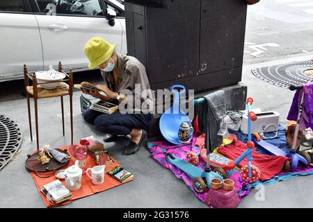 Flohmarkt in der rue Caulaincourt - Paris - Frankreich Stockfoto