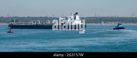 The Solent, Southampton, Großbritannien. 2021. Ozean zieht sich vom Heck eines großen Rohöltankers ab, während er eine Abbiegung nach Southampton Water, Großbritannien, macht Stockfoto