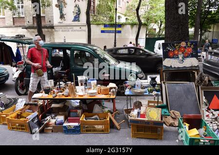 Flohmarkt in der rue Caulaincourt - Paris - Frankreich Stockfoto