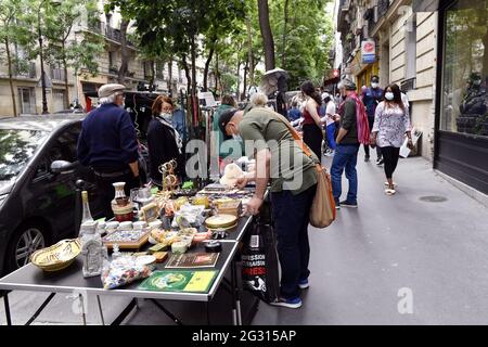 Flohmarkt in der rue Caulaincourt - Paris - Frankreich Stockfoto