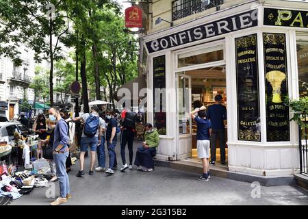 Flohmarkt in der rue Caulaincourt - Paris - Frankreich Stockfoto