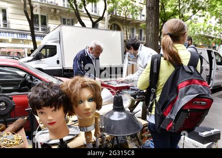 Flohmarkt in der rue Caulaincourt - Paris - Frankreich Stockfoto