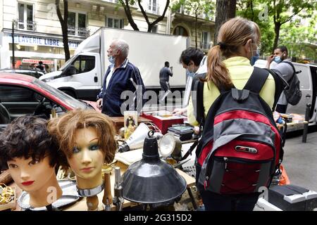 Flohmarkt in der rue Caulaincourt - Paris - Frankreich Stockfoto