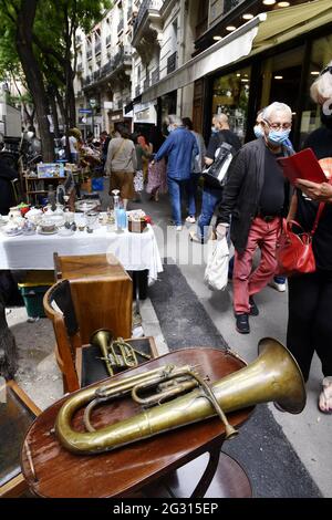 Flohmarkt in der rue Caulaincourt - Paris - Frankreich Stockfoto