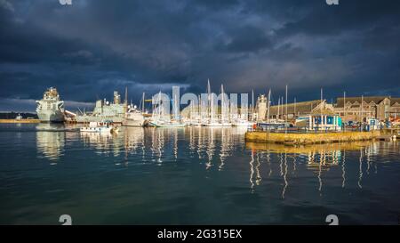 Falmouth Docks and Harbour, Falmouth, Cornwall. Falmouth Harbour bildet zusammen mit Carrick Roads den dritttiefsten Naturhafen der Welt. Stockfoto