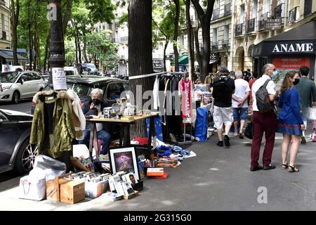 Flohmarkt in der rue Caulaincourt - Paris - Frankreich Stockfoto